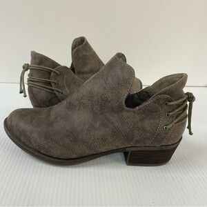 Very G Textured Ankle Booties w/ Back Lacing Women’s Size 8.5